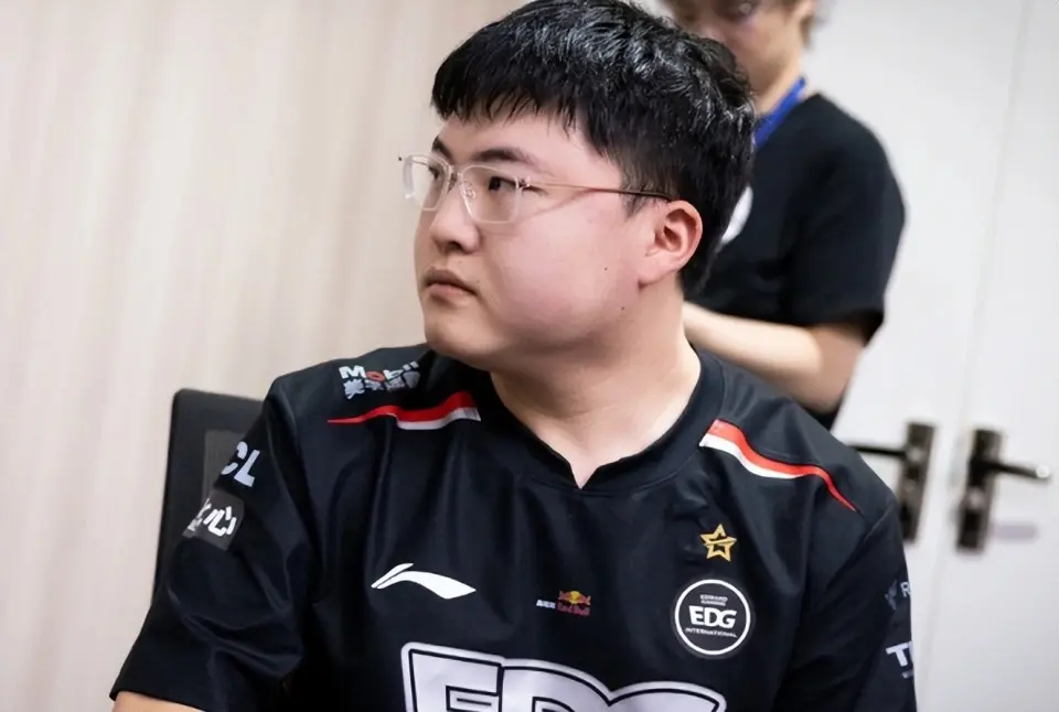 关于Uzi回归赛场，关键助攻首场状态亮眼，篮网观众沸腾！的信息