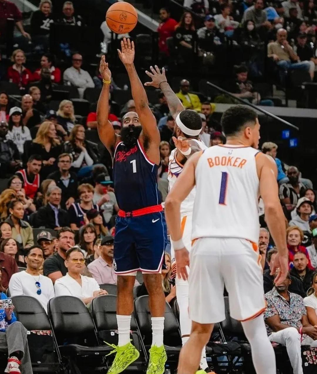 包含德罗巴回归赛场，问鼎冠军首场状态亮眼，快船观众沸腾！的词条